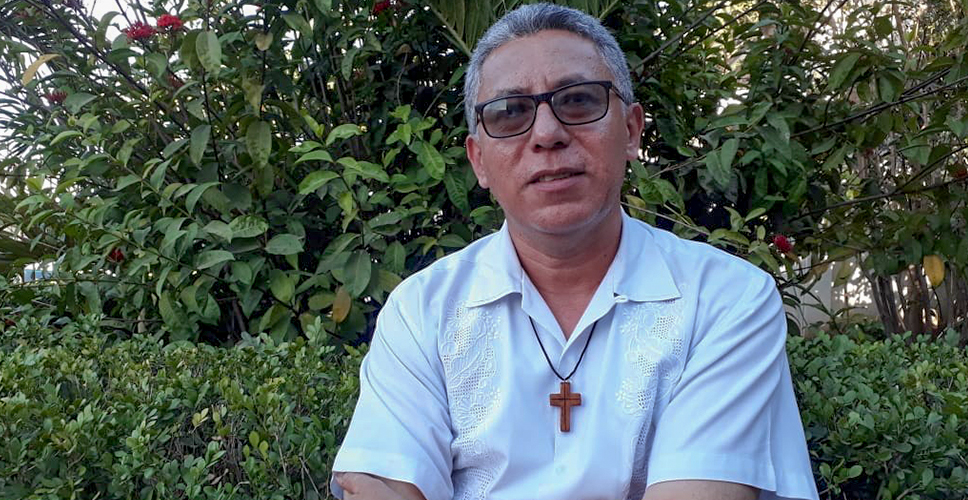 El padre Francisco Morales, de la parroquia La Cruz del Calvario en la Diócesis de Estelí, orientó mantener la oración y promover medidas de higiene. Foto: Martha Celia Hernández/Radio ABC Stereo