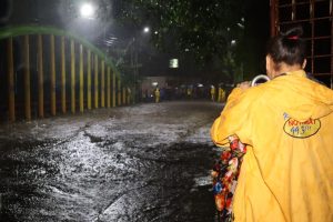 Fuertes corrientes sobrepasaron el puente ubicado en la salina Jinotega.