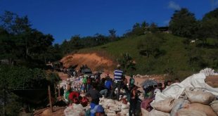 Derrumbe en mina de Rancho Grande deja al menos 10 güiriseros soterrados