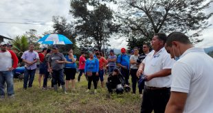 momento de entrega oficial de solares a familias de Pantasma