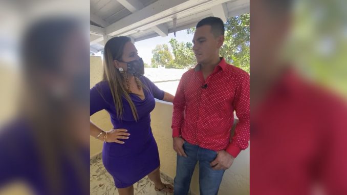 Periodista Leana Astorga junto a Misael Obregón durante la entrevista