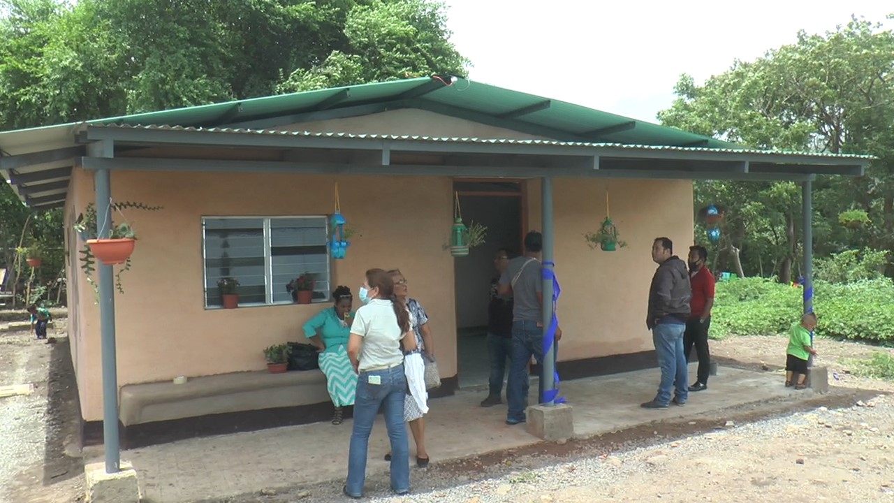 San Dionisio: se realiza inauguración y entrega de casa de adobe