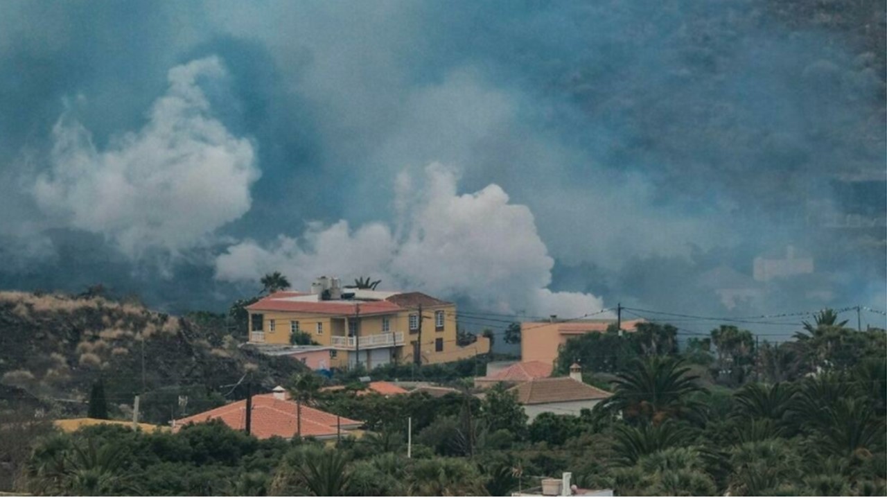 La erupción volcánica de La Palma continúa activa este martes 28 de septiembre, con abundante material magmático que se dirige ladera abajo pero sin saber si llegará al mar. © EFE / Ángel Medina G.