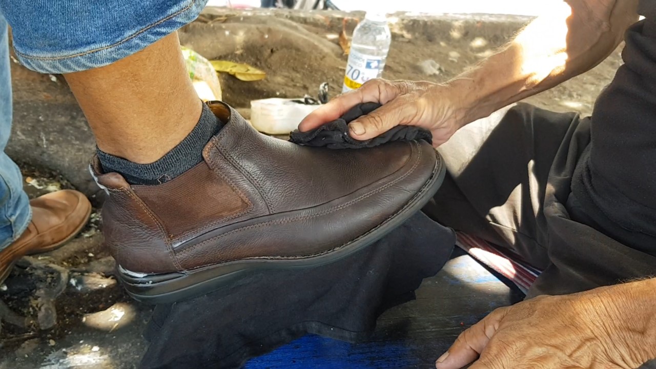 Lustrar zapatos, un oficio que ayuda a muchos nicaragüenses a sobrevivir