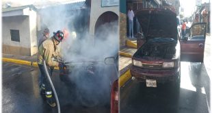 Vehículo toma fuego inesperadamente, se reportan solo daños materiales