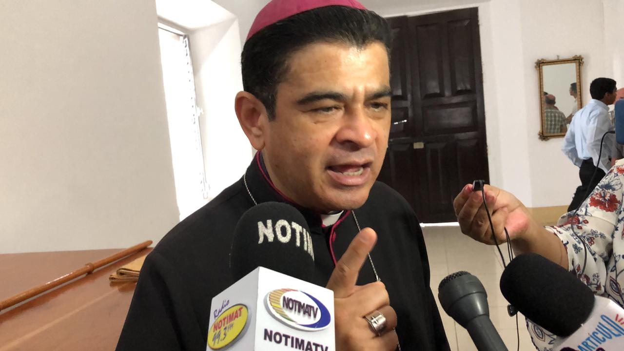 Mons. Rolando Alvarez realizando declaraciones a medios de comunicación en Catedral Matagalpa