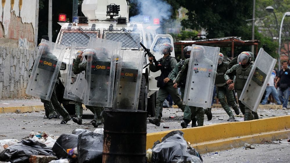 Miembros de la Guardia Nacional Bolivariana reprimen una manifestación opositora (REUTERS/Carlos Garcia Rawlins)