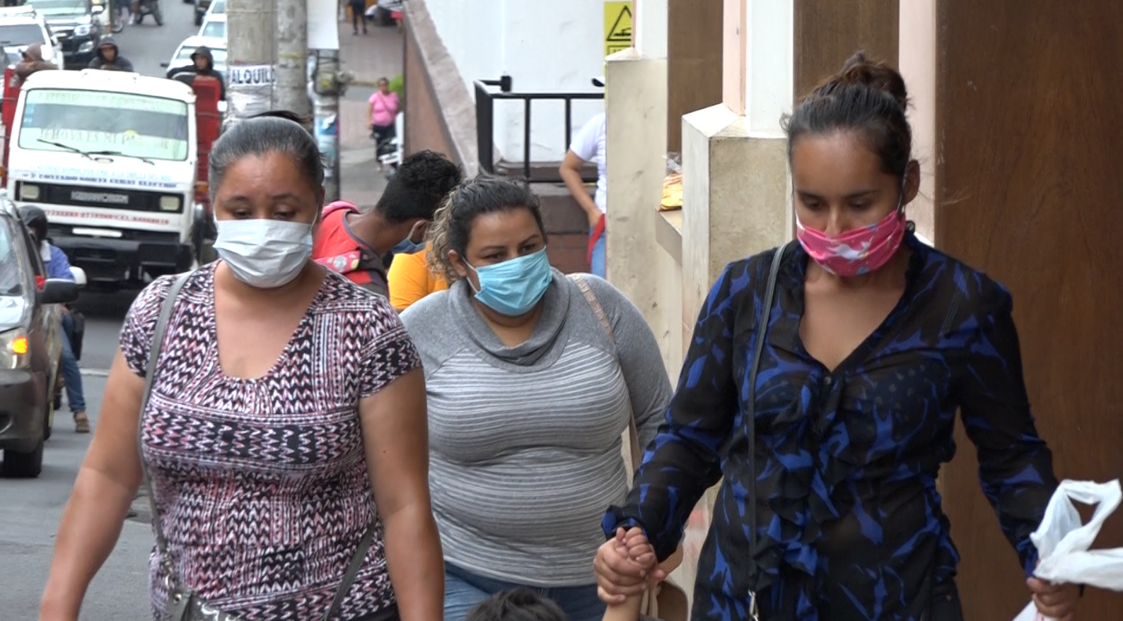 Nicaragüenses intensifican el uso de mascaría ante el covid-19