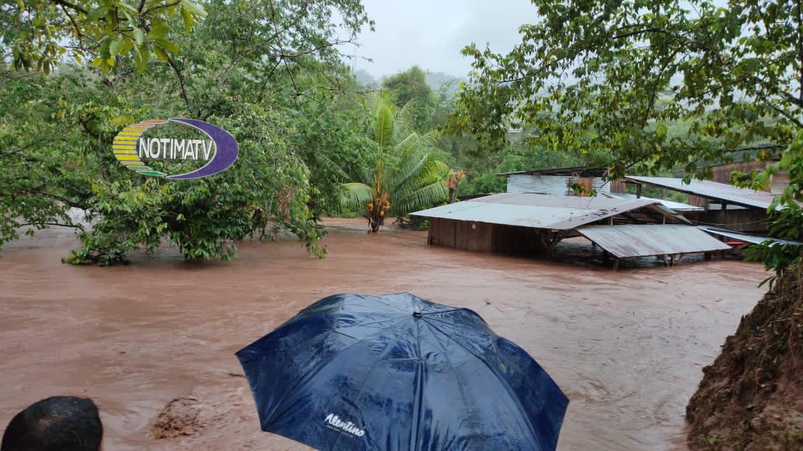 Desborde del rio lyas ante el paso del huracán Iota, provoca inundaciones 