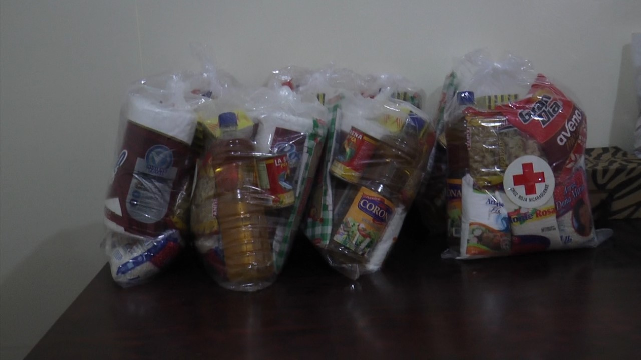 Paquetes alimenticios que entrega Cruz Roja a personas de la tercera edad