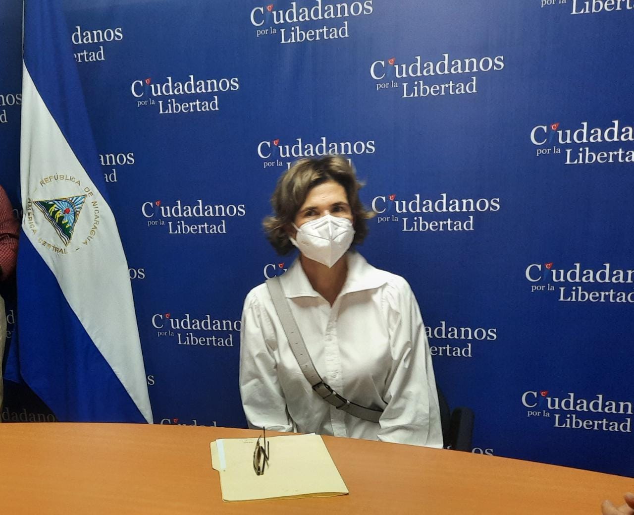 Cristiana Chamorro llega a CXL a solicitar inscripción en proceso de selección de candidatos