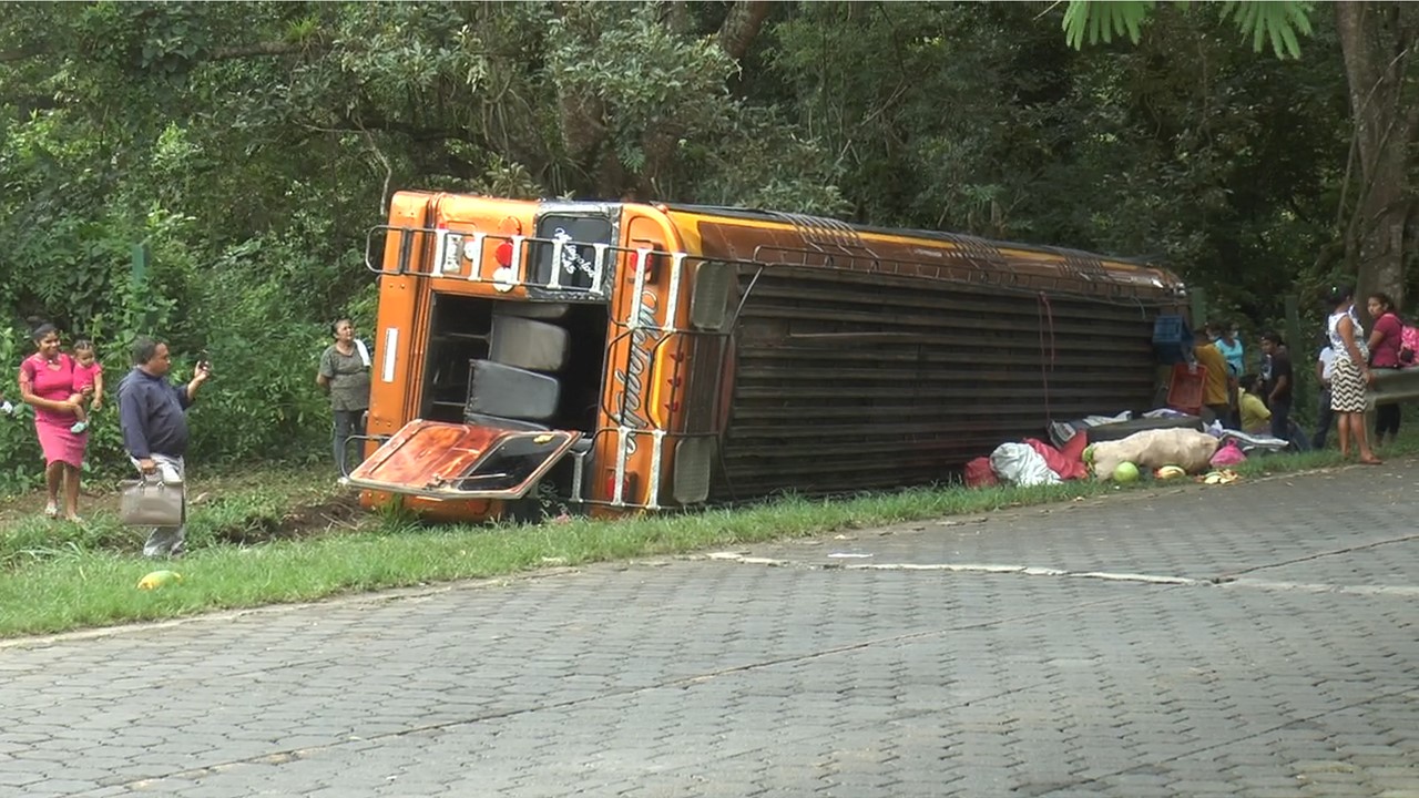 Varios lesionados tras vuelco de bus que cubre la ruta Matagalpa-Río Blanco