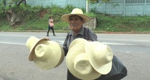 Ciudadano de la tercera edad se gana la vida vendiendo sombreros