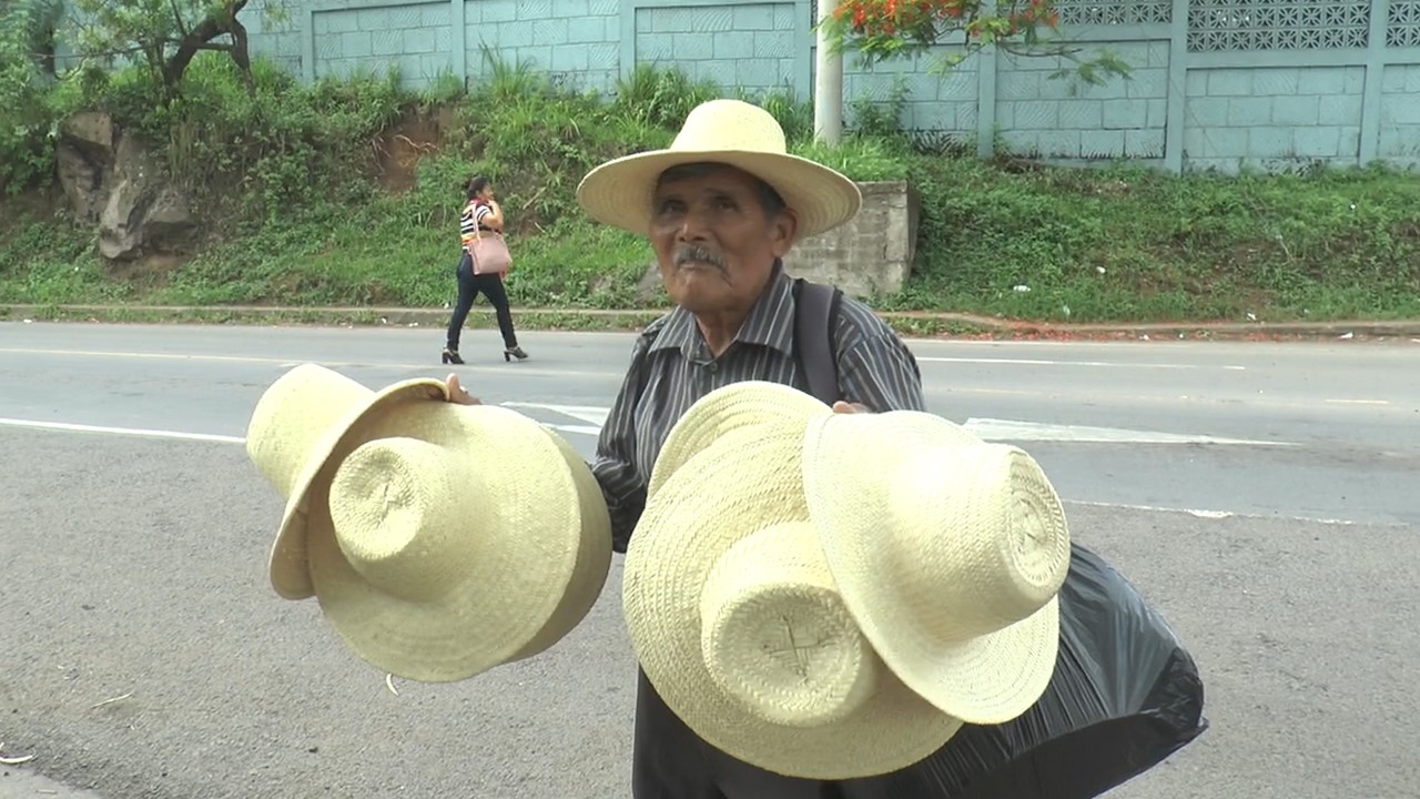 Ciudadano de la tercera edad se gana la vida vendiendo sombreros 