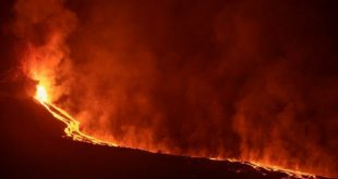 Lava del volcán de La Palma en España llega al océano y crea una nube de humo