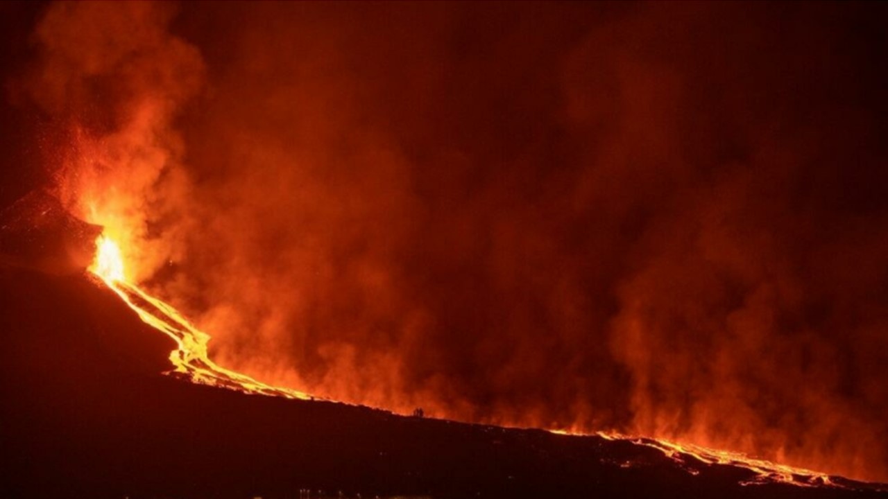  Lava del volcán de La Palma en España llega al océano y crea una nube de humo