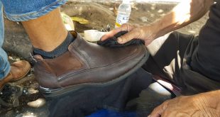 Lustrar zapatos, un oficio que ayuda a muchos nicaragüenses a sobrevivir