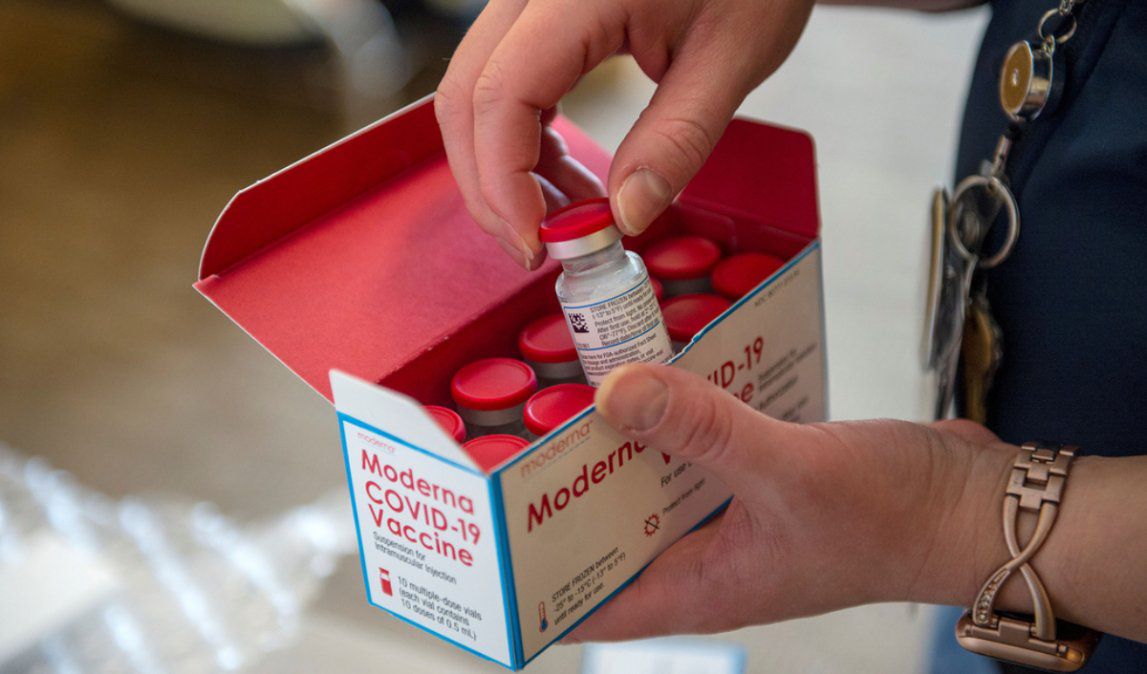 Moderna está desarrollando una vacuna de una sola dosis de refuerzo contra el COVID-19 y la gripe