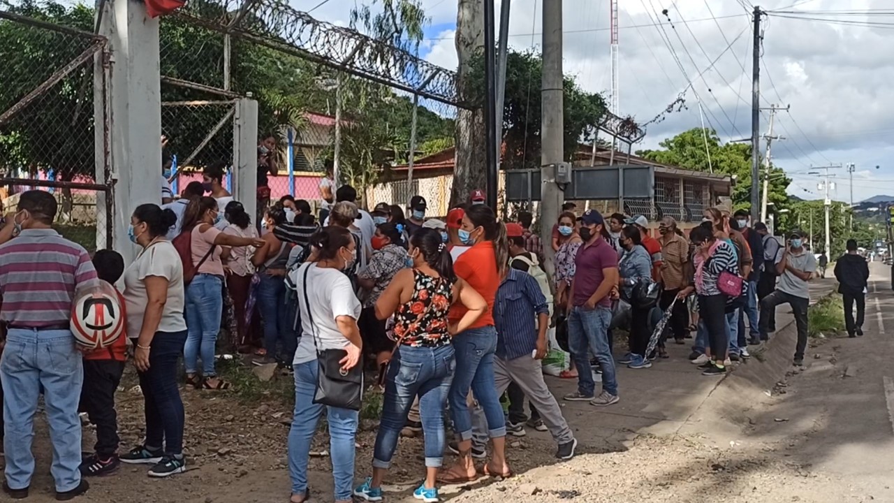 Matagalpa: Ciudadanos asisten a puntos habilitados para asegurarse un cupo para aplicarse la vacuna
