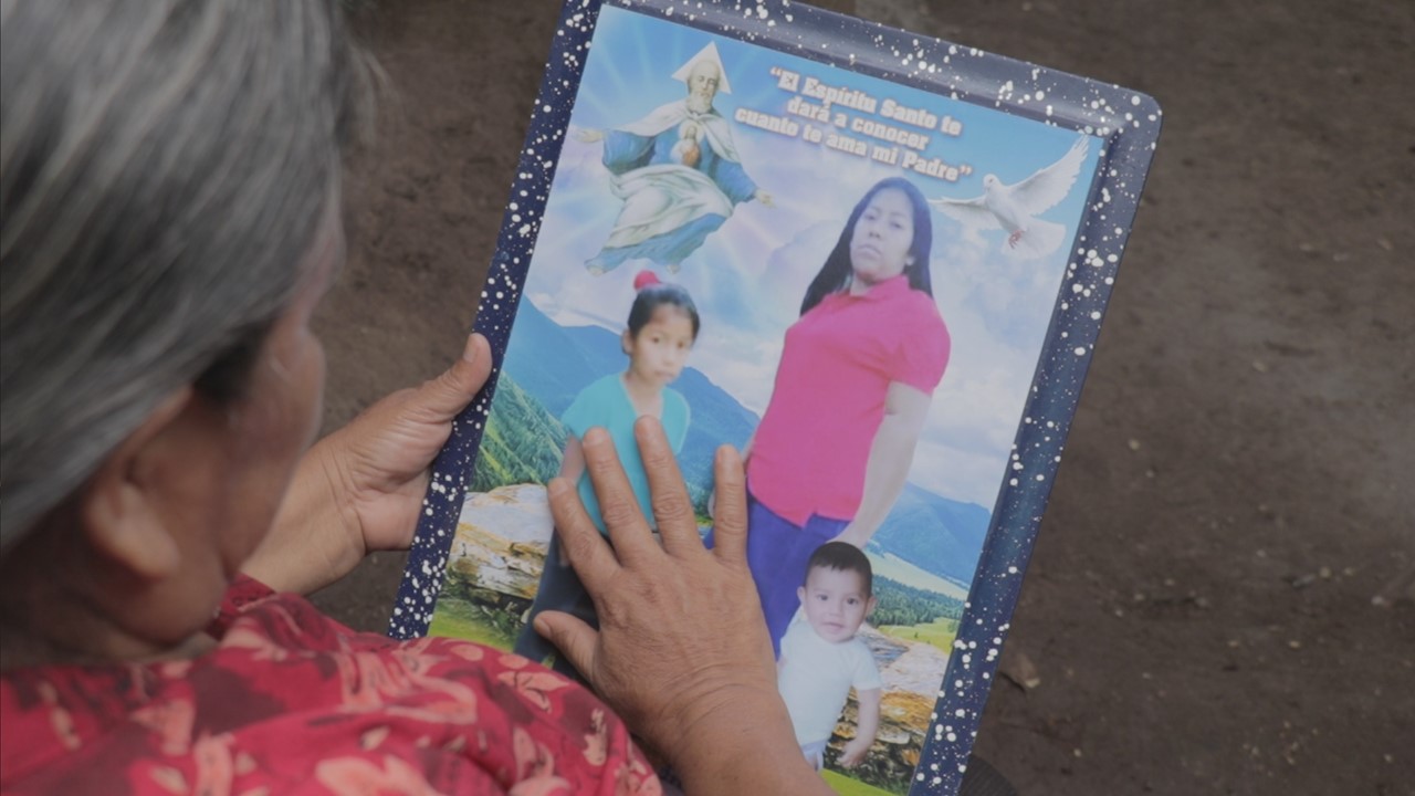 Doña Juana Ramos contempla la fotografía de su hija y sus dos nietos fallecidos en el deslave del Macizo de Peñas Blancas 