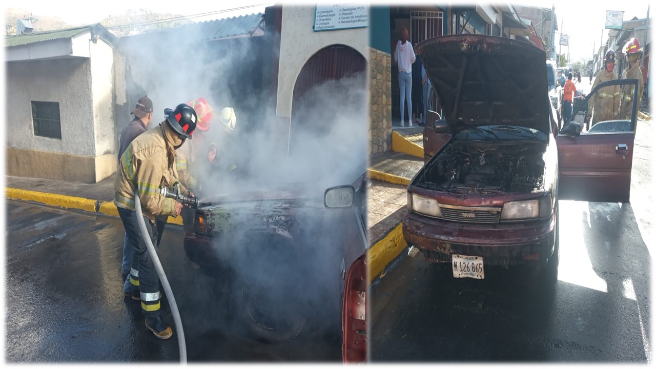 Vehículo toma fuego inesperadamente, se reportan solo daños materiales