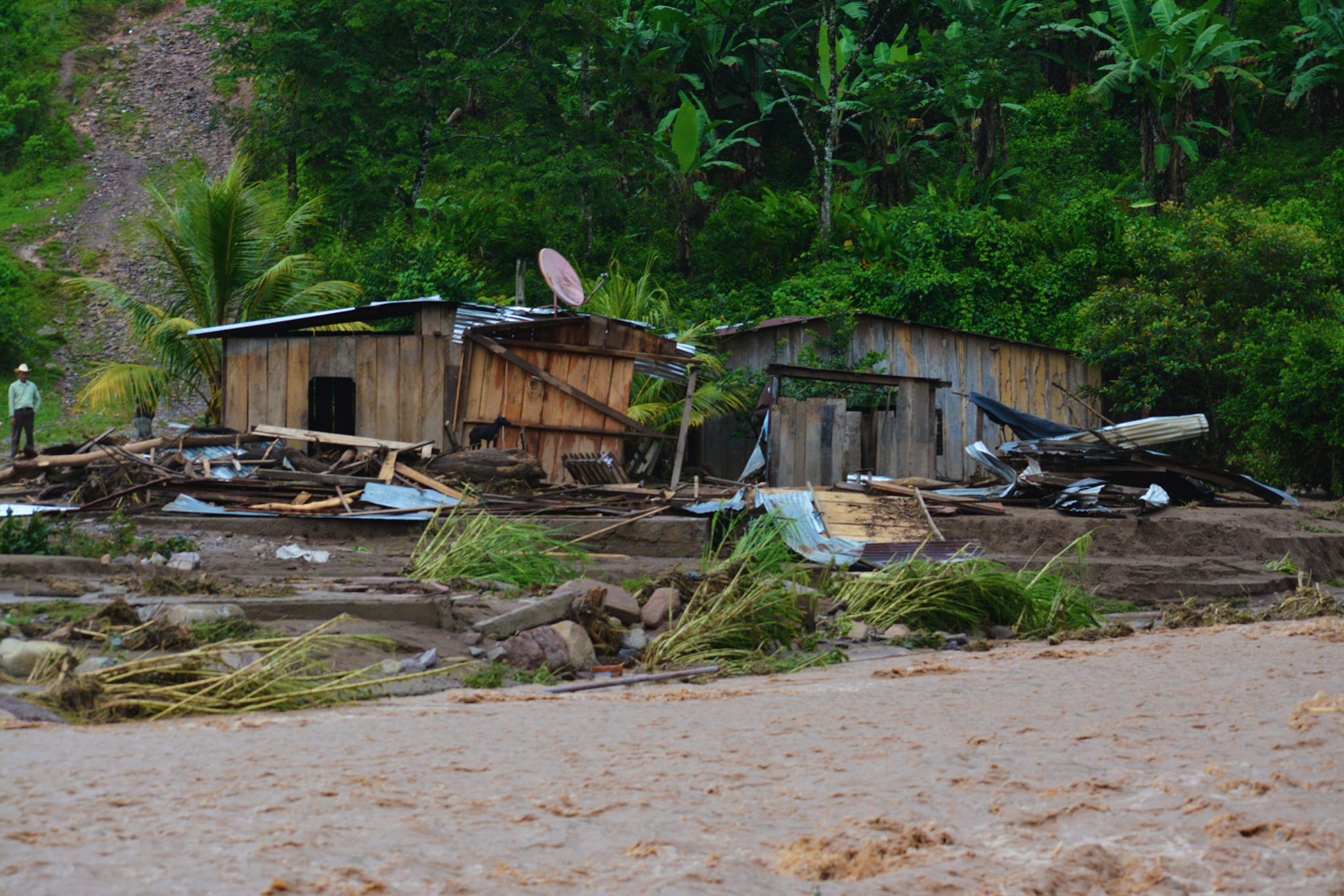 Jinotega:  autoridades municipales de Wiwili brindan apoyo a familias afectadas por deslizamientos